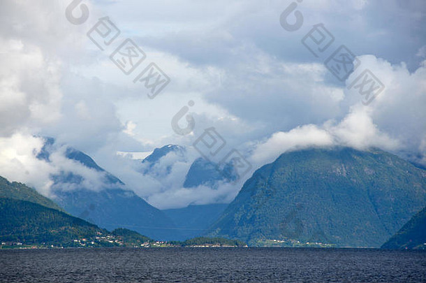 从<strong>挪威</strong>Sognefjorden峡湾进入的Balestrad视图