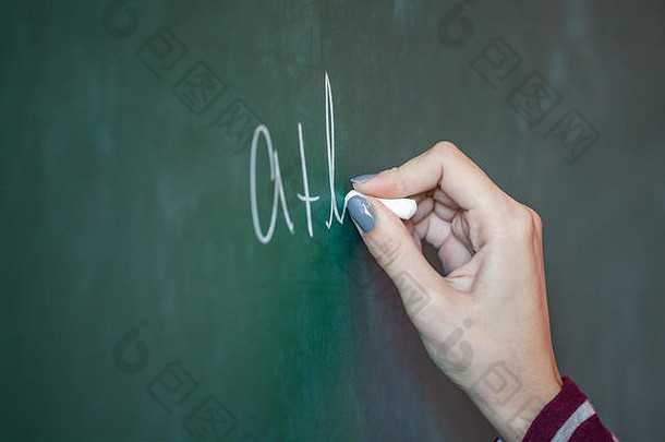 手里拿着粉笔的女孩在黑板上解一道<strong>数学题</strong>。