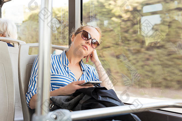 睡在公共汽车上的疲惫女人的画像。