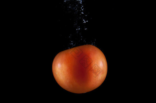 整个红番茄沉入水中