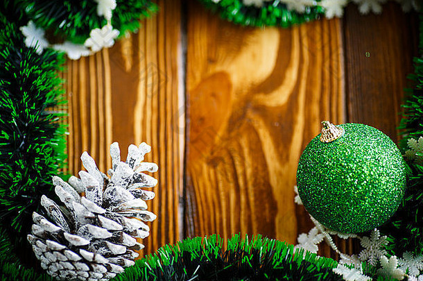 木桌上的圣诞球和装饰品