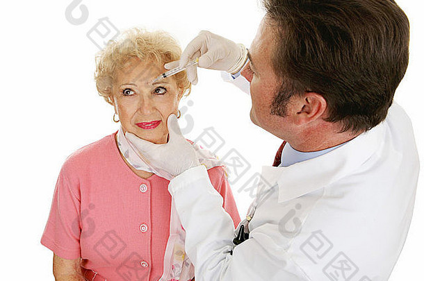为填补白色皮肤上的皱纹而注射化妆品的老年妇女