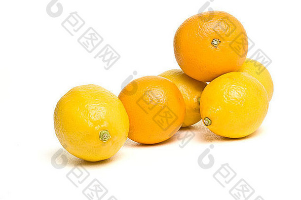 从低角度看，充满活力的橙子和柠檬与白色隔离。