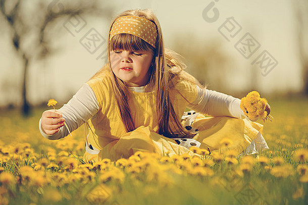 小女孩在花丛里享受着阳光明媚的春日。复古风格