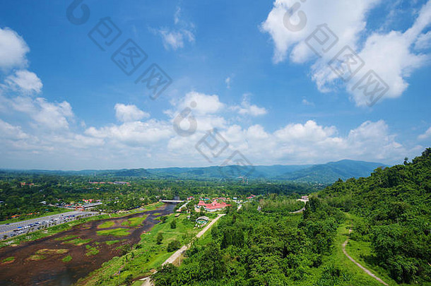 泰国Nakhon Nayok省Khun Dan Prakran Chon大坝的景观视图