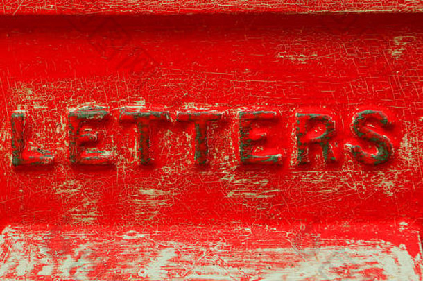 复古的红色的信盒子细节有裂痕的油漆