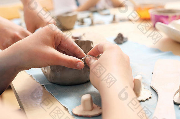儿童陶瓷工作室。儿童创意班。儿童陶瓷。儿童手工工作坊，粘土成型