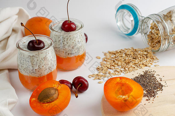 传讲布丁杏甜蜜的樱桃白色背景健康的平衡早餐概念