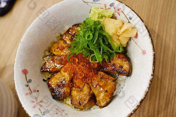 烤鹅肝配以三文鱼籽、腌姜和葱，再配以蒸热米饭，这是五绝寿司中的一道菜。