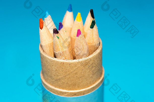 容器中的一组彩色铅笔