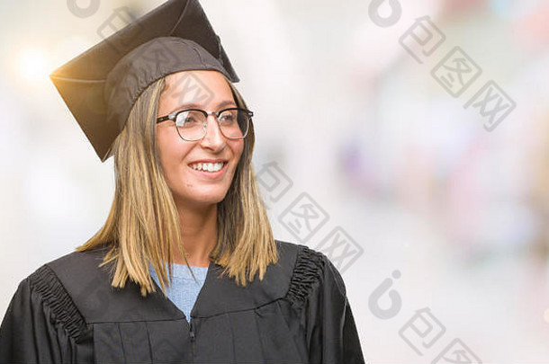 年轻漂亮的女士穿着毕业制服，隔着孤立的背景，面带微笑，面带自然的表情。笑谈