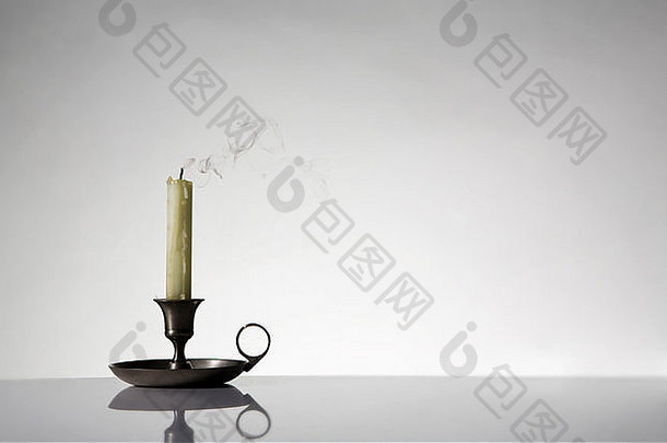 chamberstick蜡烛持有人燃烧蜡烛白色回来地面