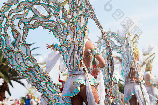 加那利群岛圣克鲁斯德特内里费——大约2018年2月：狂欢节团体和穿着盛装的角色，在城市街道上游行