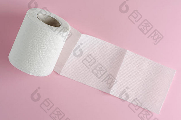 单面白色卫生纸卷，淡粉色背景。文本的空间。<strong>日常用品</strong>。卫生<strong>用品</strong>