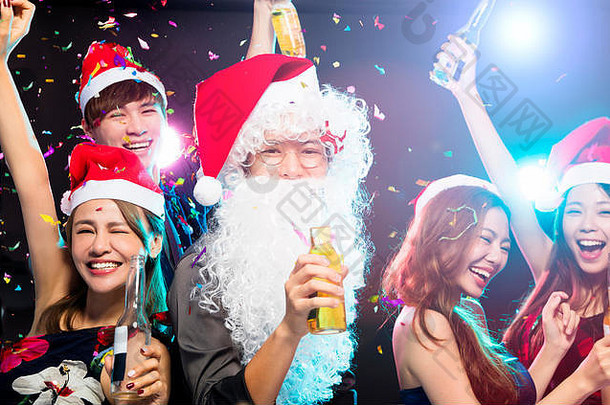 年轻人享受圣诞派对，玩得开心