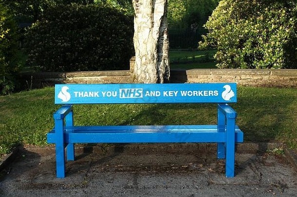 “谢谢国民健康保险制度关键工人的蓝色的画板凳上达维胡尔姆公园曼彻斯特