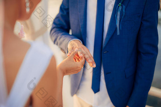 新婚夫妇在婚礼上戒指
