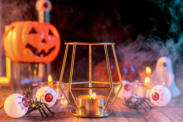 万圣节的概念，橙色的南瓜灯和蜡烛放在一张深色的木桌上，背景是绿色的橙色烟雾，不给糖就捣蛋，特写镜头