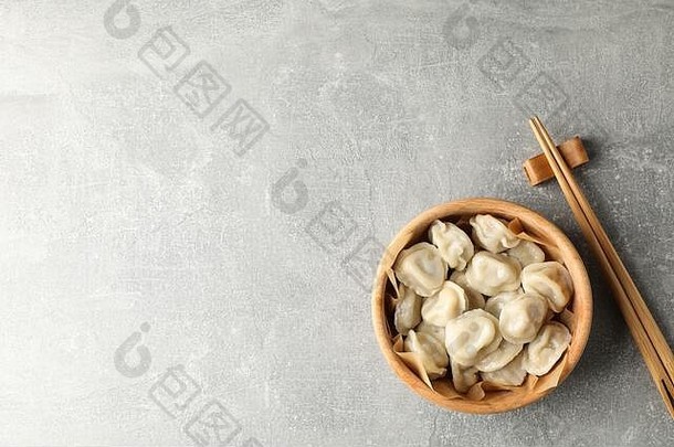 灰色背景上的筷子和饺子碗，文本空间