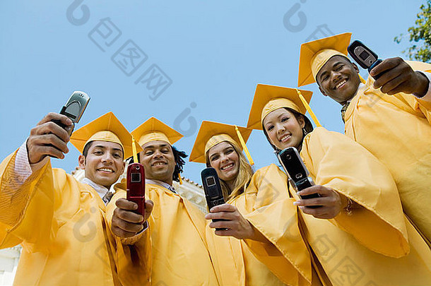 一群毕业生在外面用手机拍照，低角度观看