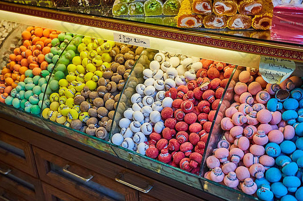 在土耳其伊斯坦布尔的大集市上，传统的土耳其人喜欢吃糖果。