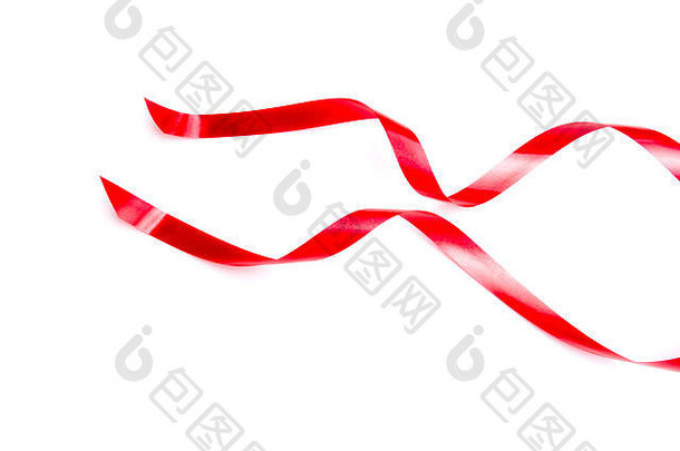 在白色背景上隔离的螺旋红丝带。