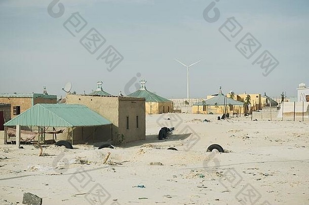 毛里塔尼亚撒哈拉沙漠中的临时搭建的小房子