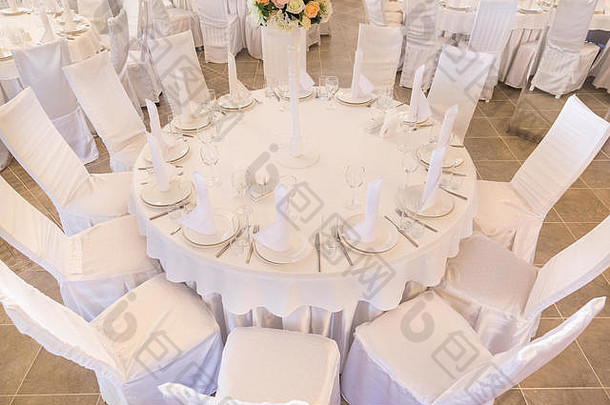 订婚、设计、餐饮理念。有一张为新婚夫妇的客人准备的<strong>大圆桌</strong>，它是白色的，像椅子一样，有各种各样的菜