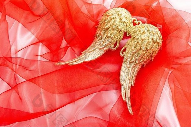 黄金闪闪发光的天使翅膀红色的背景