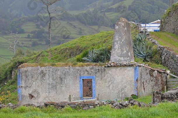 亚速尔群岛圣玛丽亚岛上的一个小教区圣埃斯皮里托的传统房屋和乡村景观