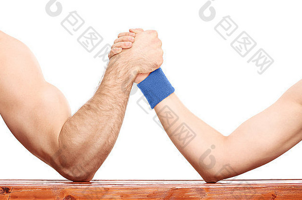 特写镜头：一只肌肉发达的手臂和一只瘦小的手臂在白色背景上进行不均匀的手臂摔跤比赛