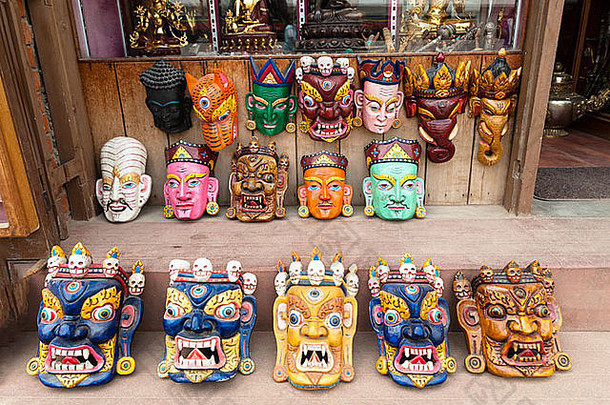尼泊尔加德满都商店橱窗上的佛教节日面具