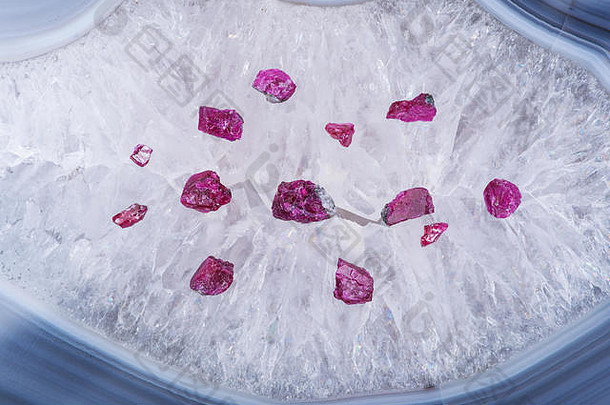 来自坦桑尼亚的优质A级小粗糙红宝石晶体，位于巴西抛光蓝色蕾丝玛瑙板的水晶德鲁兹中心。红刚玉。