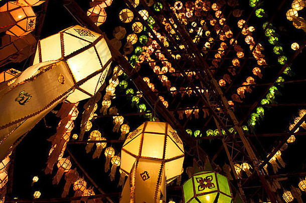五颜六色的纸灯笼，令人兴奋的节日，在夜晚。