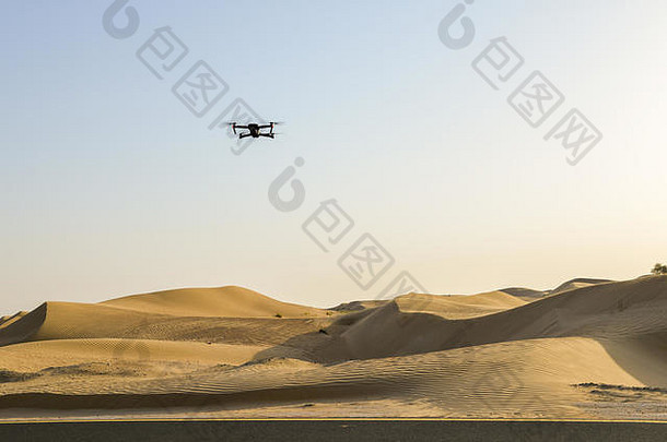 一架无人驾驶飞机在阿拉伯联合酋长国沙漠中的Al-Qudra自行车道上运行