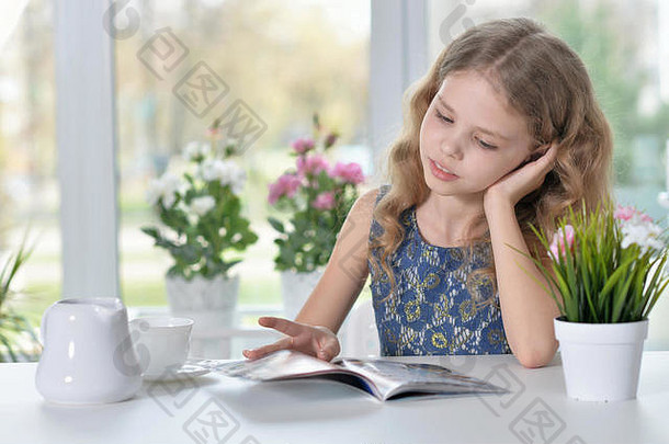 小女孩读书
