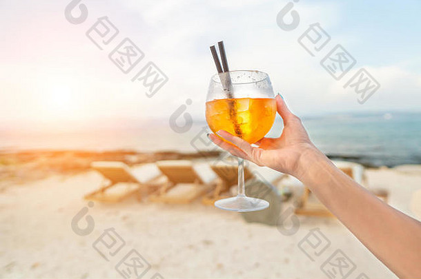 女人持有美味的经典冰阿培罗尔斯普利茨鸡尾酒冰多维数据集热热带海滩夏天阳光