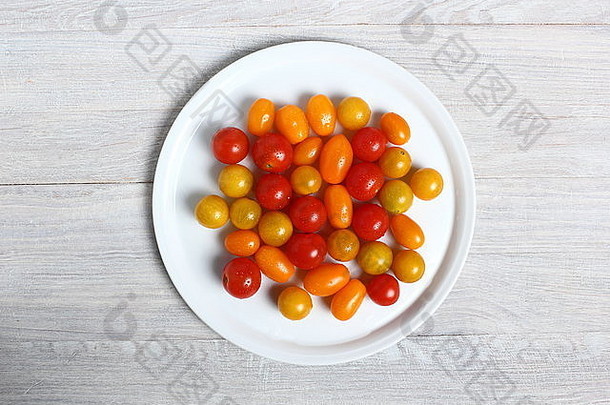 将不同品种的<strong>番茄</strong>放在木板桌上。就在上面。