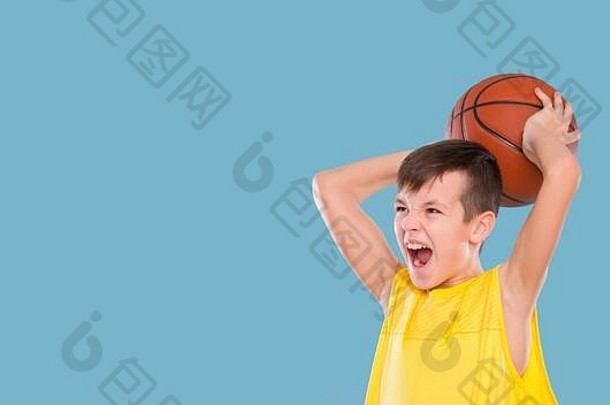 在蓝色背景上玩篮球的孩子