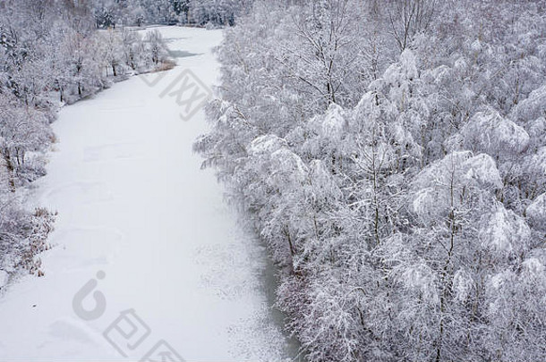 空中视图冬天美丽的景观<strong>树</strong>覆盖白霜雪冬天风景景观照片捕获无人机