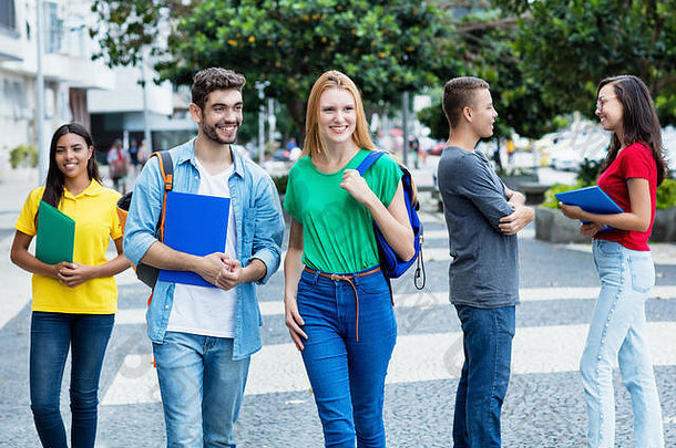 夏天，英国女学生和巴西男孩和一群相互依赖的学生在城市户外活动