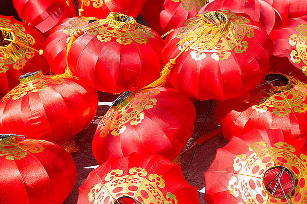 桩红色的中国人灯笼地板上阳光