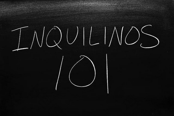 黑板上用粉笔写的单词是Inquilinos 101