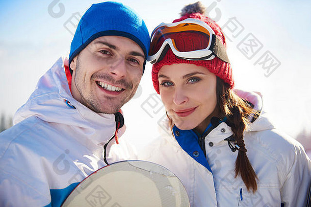 滑雪度假夫妇的肖像