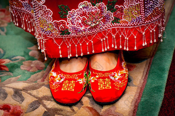 新娘穿上中国传统的红色婚礼鞋