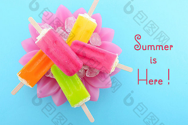夏季是这里的概念与明亮的颜色冰流行，冰激凌在美丽的粉红色碗蓝色背景与文字。
