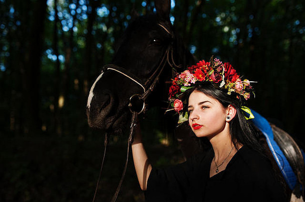 戴着花环的神秘女孩穿着黑色衣服，马匹穿着木头。