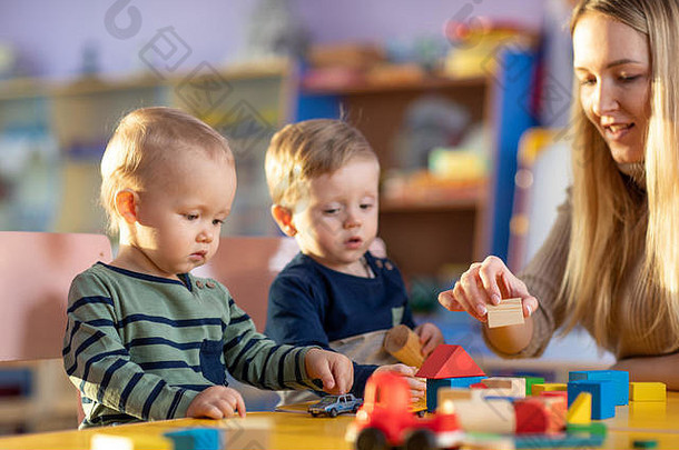 幼儿园的孩子们在教室里和老师玩耍