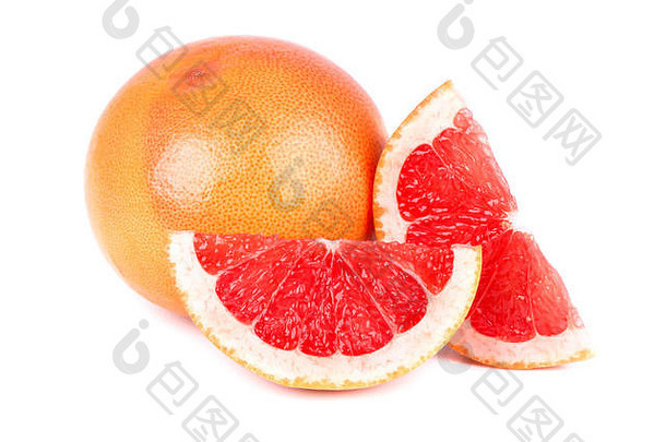 白色背景上分离的<strong>葡萄柚</strong>片。新鲜水果。具有剪切路径。新鲜的<strong>葡萄柚</strong>和绿色的叶子分离。