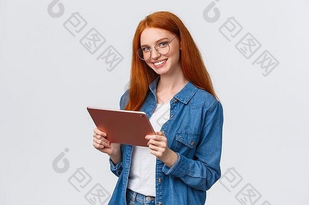 专业工作人概念年轻的快乐的有吸引力的女红色头发的人眼镜持有数字平板电脑微笑相机快乐